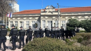 Policija oko Oficirskog doma